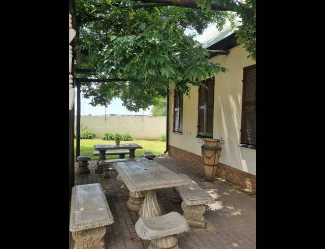 BUSINESS FOR SALE IN SELECTION PARK